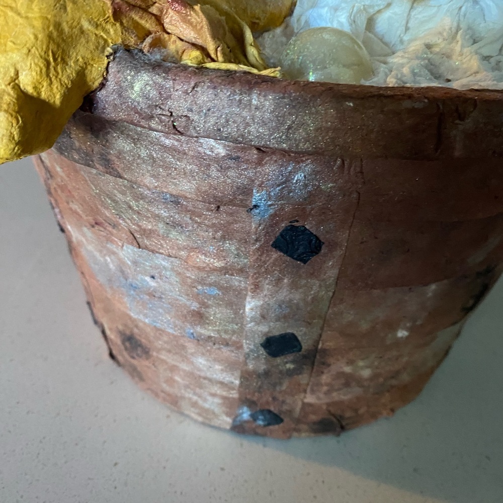papier-mâché dogs in a papier-mâché basket artist signed. Purchased in a Gallery - Picture 15 of 16